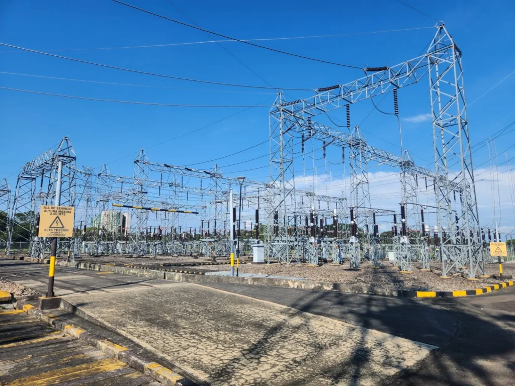 Subestación eléctrica de alta tensión en Colombia, punto de conexión de plantas solares y eólicas a la red